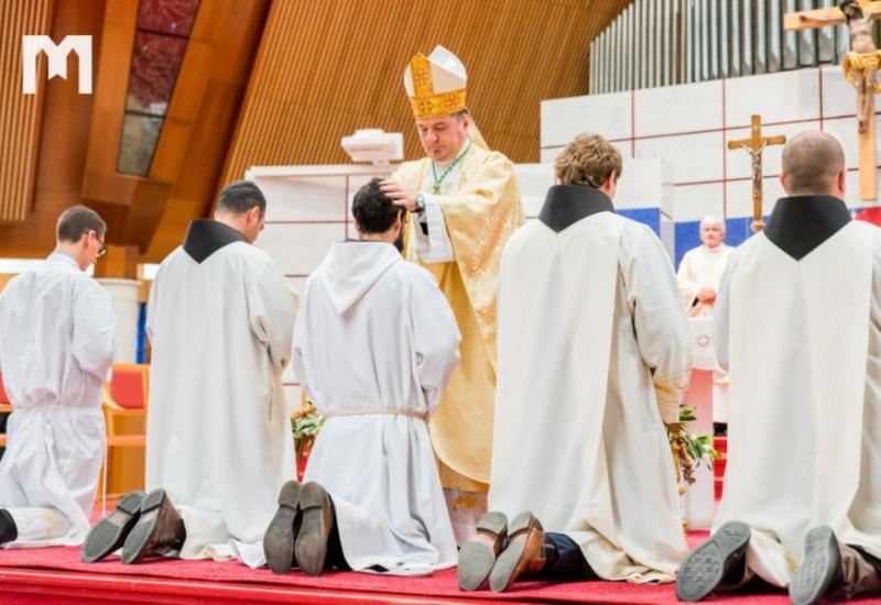 Ređenje u mostarskoj katedrali: Sveti red đakonata primila osmorica kandidata 